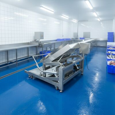 Dobra cena. 380V Automatyczna maszyna do karmienia 50Hz Automatyczny wywrotnik 2100x1560x1300mm Automatyczna maszyna do przewracania zbiorników na owoce morza w Internecie